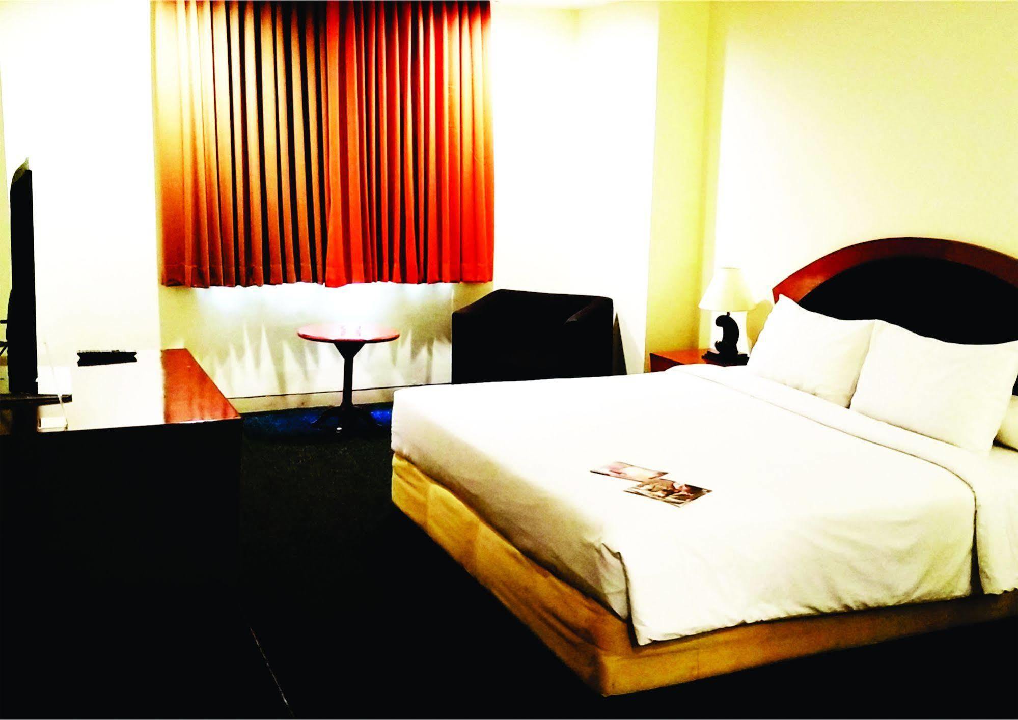 Arcadia Surabaya Hotel מראה חיצוני תמונה