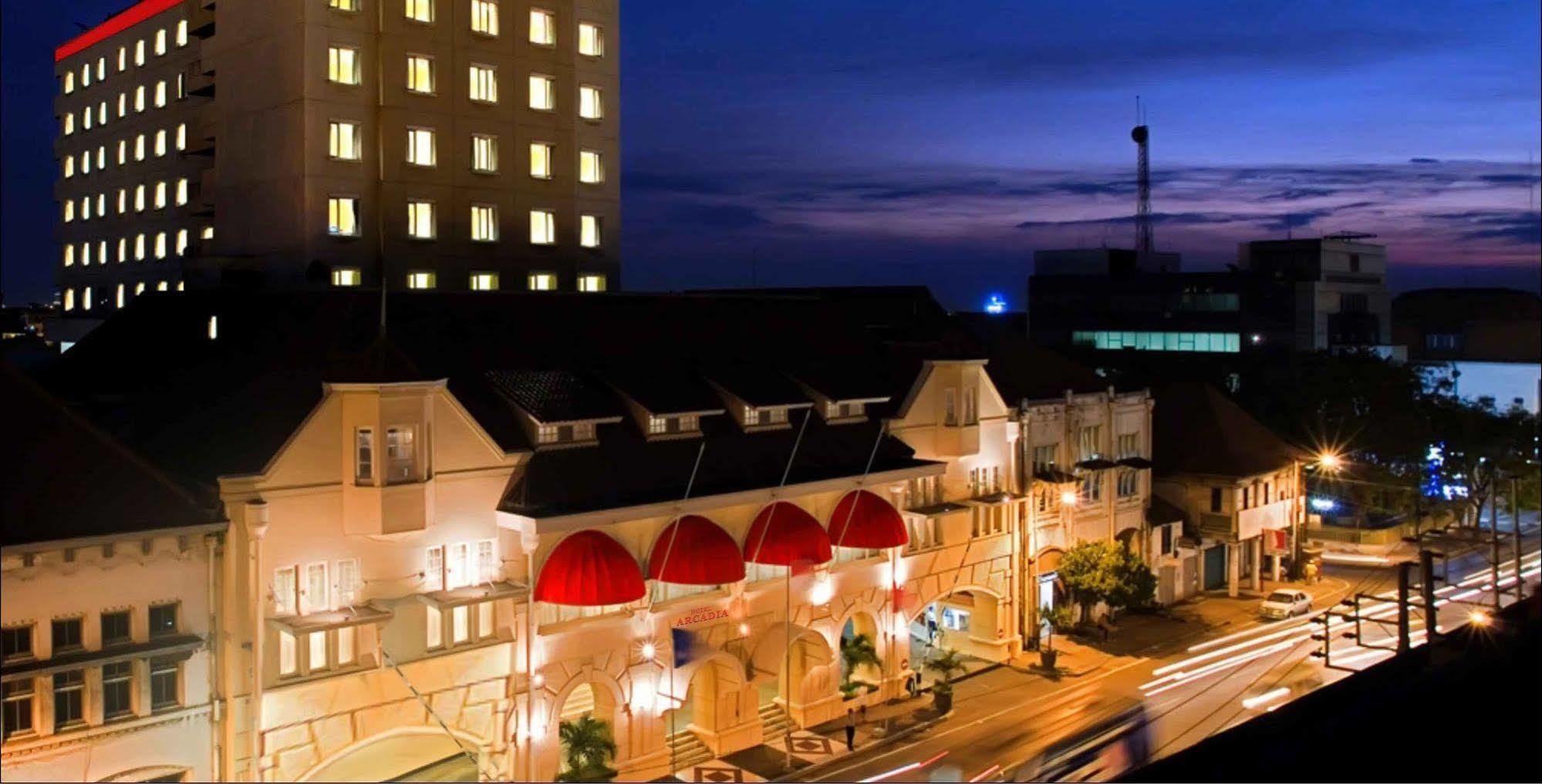 Arcadia Surabaya Hotel מראה חיצוני תמונה