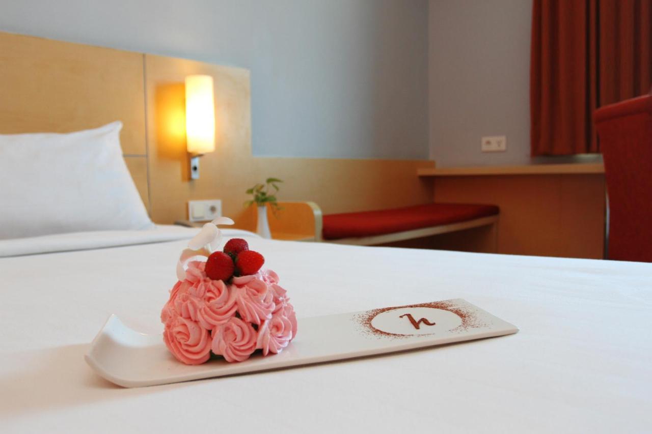 Arcadia Surabaya Hotel מראה חיצוני תמונה